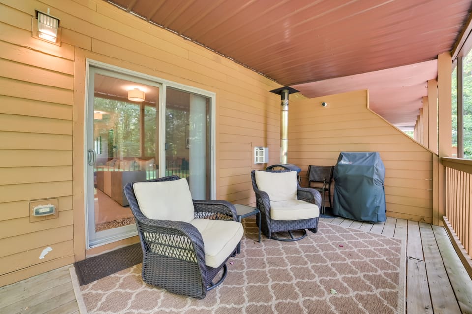 Modern Bellaire Condo: Pool Access, Near Skiing! Apartment in Michigan