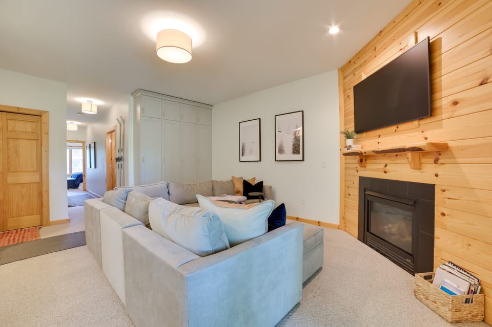 Modern Bellaire Condo: Pool Access, Near Skiing! Apartment in Michigan