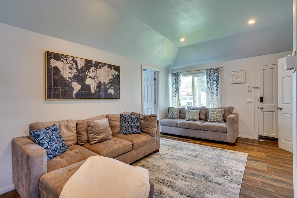 5 Blocks to Main Street: Huntington Beach Haven House in Huntington Beach