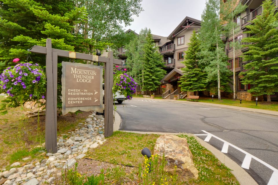 Ski-In Breckenridge Condo w/ Fireplace + Balcony! Apartment in Breckenridge