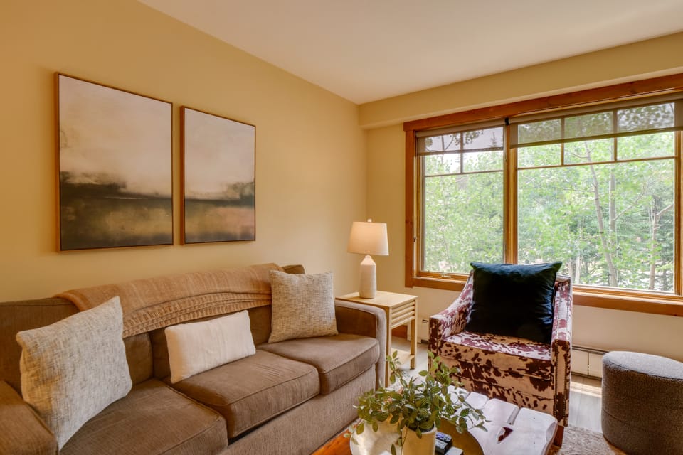 Ski-In Breckenridge Condo w/ Fireplace + Balcony! Apartment in Breckenridge