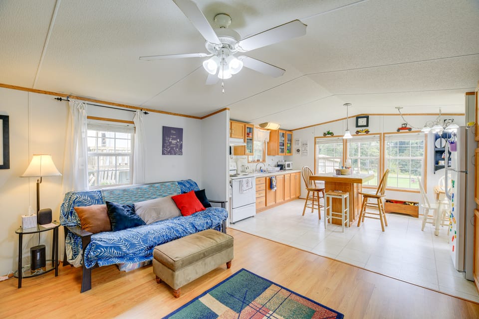 Creekfront Max Meadows Mobile Home with Deck! House in Virginia
