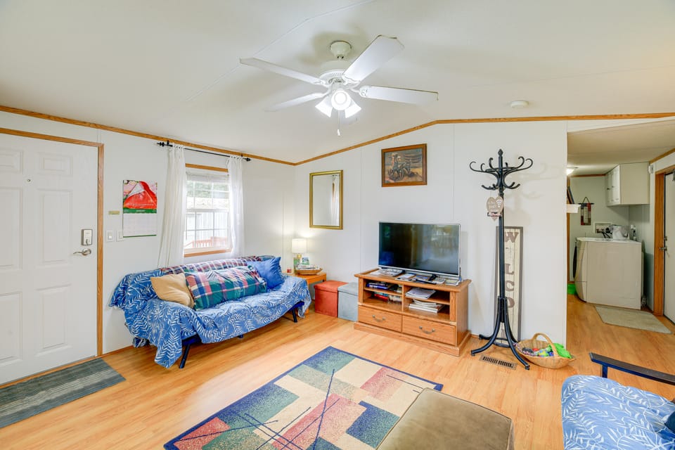 Creekfront Max Meadows Mobile Home with Deck! House in Virginia