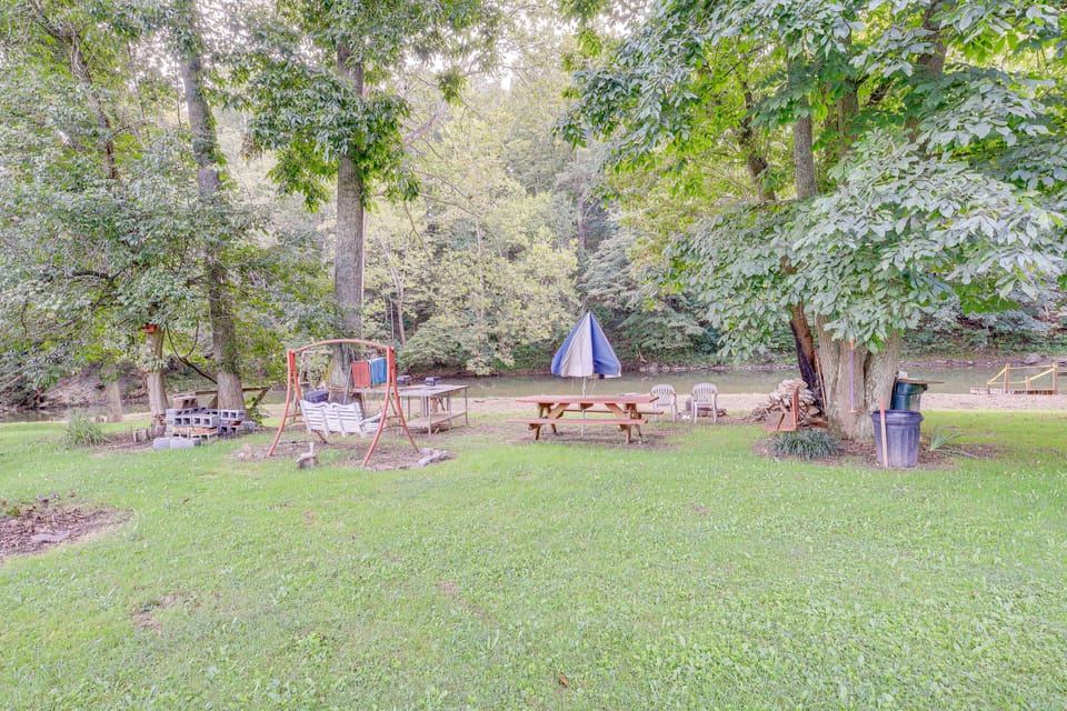 Creekfront Max Meadows Mobile Home with Deck! House in Virginia
