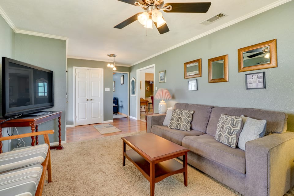 20 Mi to Austin: Texas Farmhouse on 10 Acres House in Rio Grande