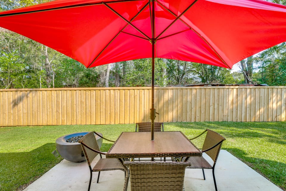 'Vibe Villa' w/ Backyard ~ 8 Mi to Shaw AFB! House in Sumter