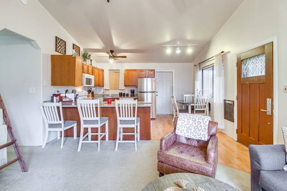Updated Deck & Fireside Table: Pinetop Cottage Cottage in Arizona