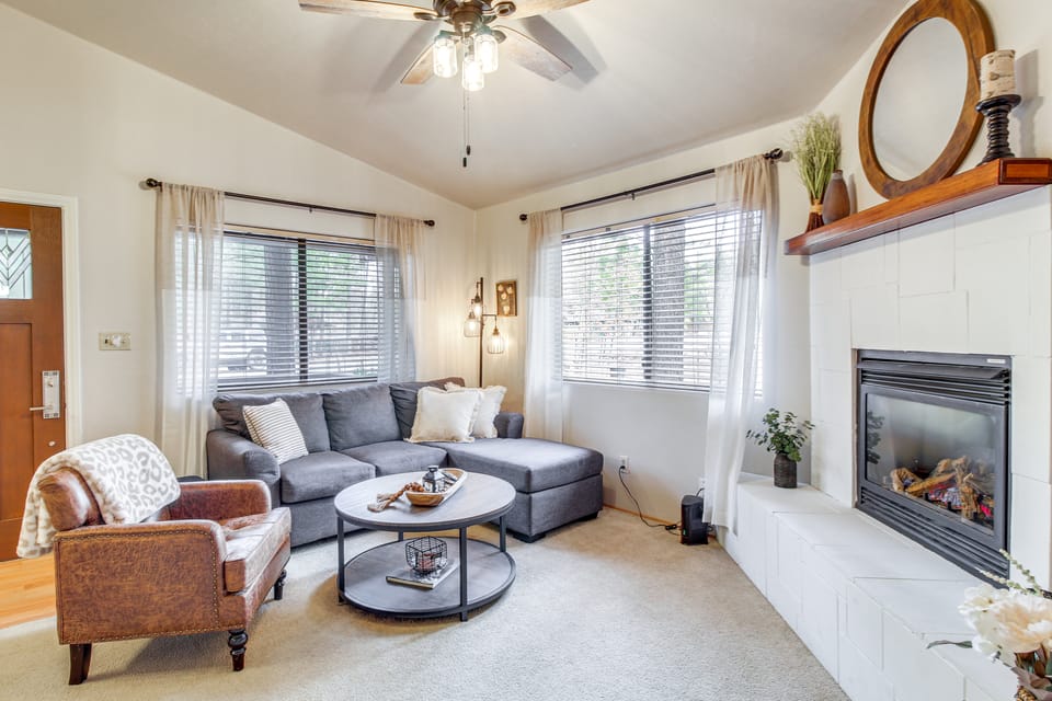 Updated Deck & Fireside Table: Pinetop Cottage Cottage in Arizona
