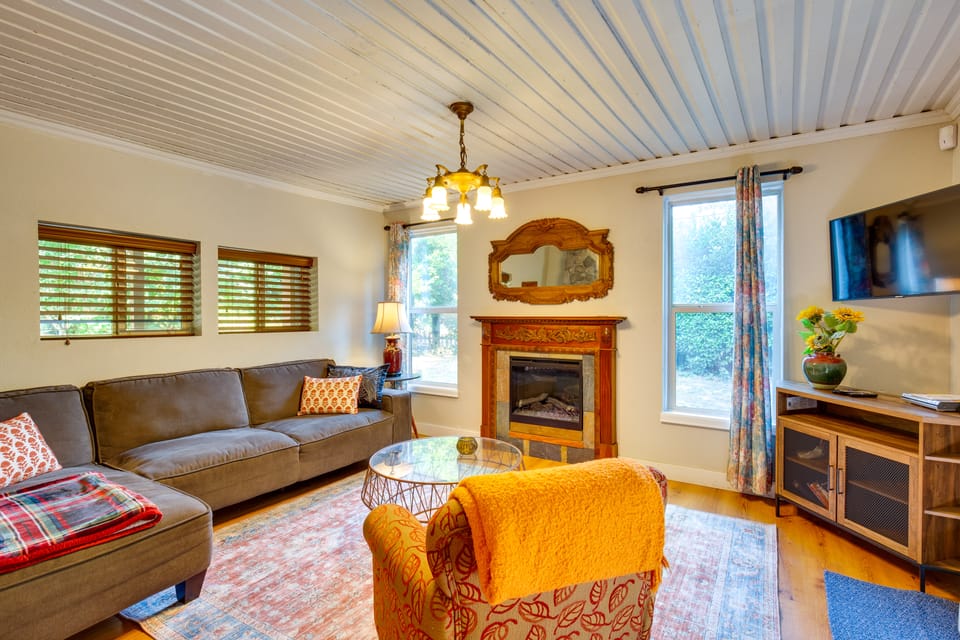 Historic Mapleton Cottage w/ River Views & Hot Tub Cottage in Oregon