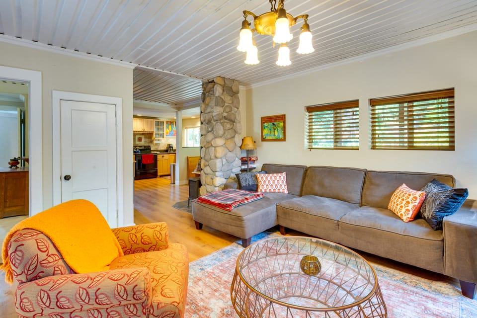 Historic Mapleton Cottage w/ River Views & Hot Tub Cottage in Oregon