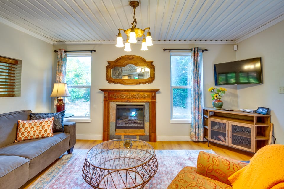 Historic Mapleton Cottage w/ River Views & Hot Tub Cottage in Oregon
