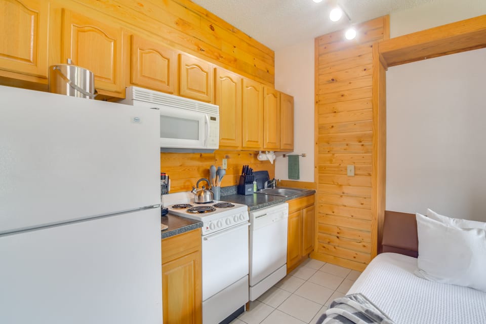 2 Mi to Granby Ranch: Mtn Condo w/ Hot Tub! Apartment in Granby