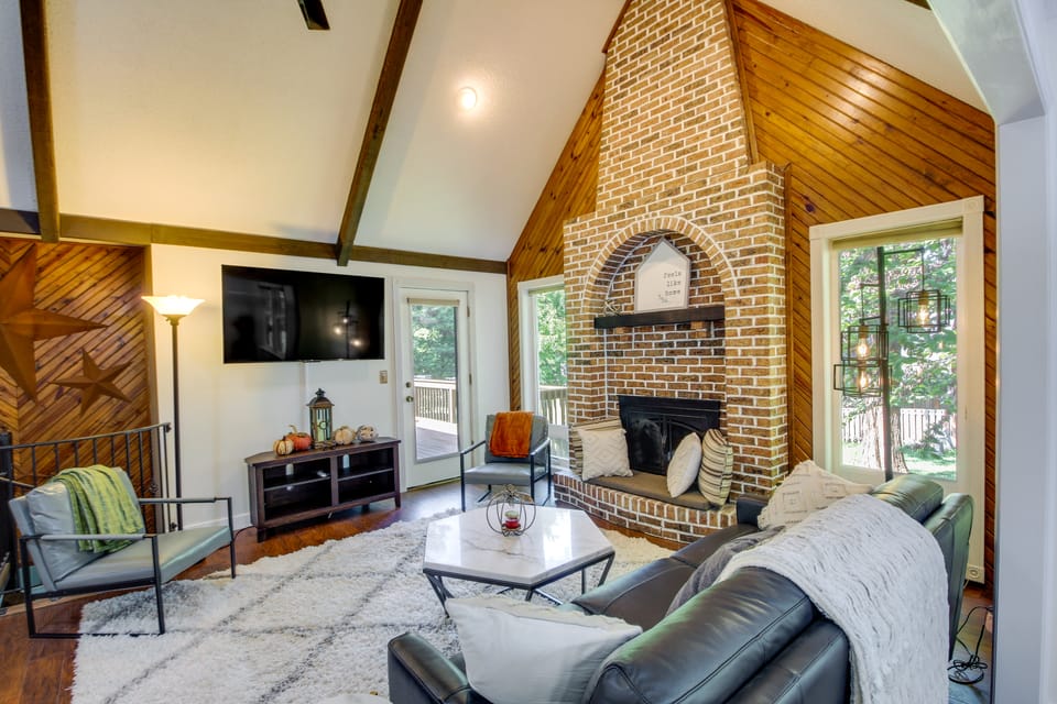 Overland Park Home w/ Fenced-In Yard & Gas Grill! House in Overland Park