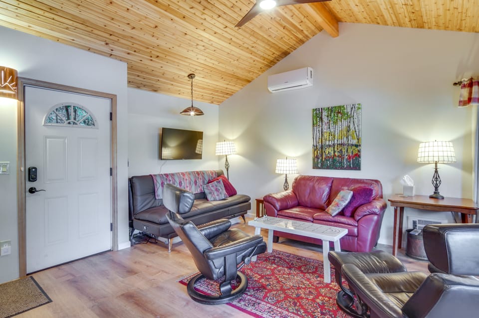 Lakefront Snohomish Cottage w/ Private Dock! Cottage in Washington