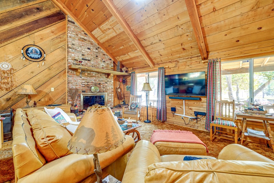 Countryside Views: Family-Friendly Badger Cabin House in Sierra Nevada