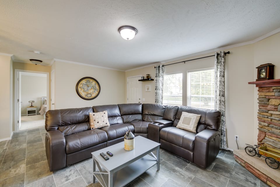 Efficiently Equipped Lewis Home: Deck & Gas Grill! House in Indiana