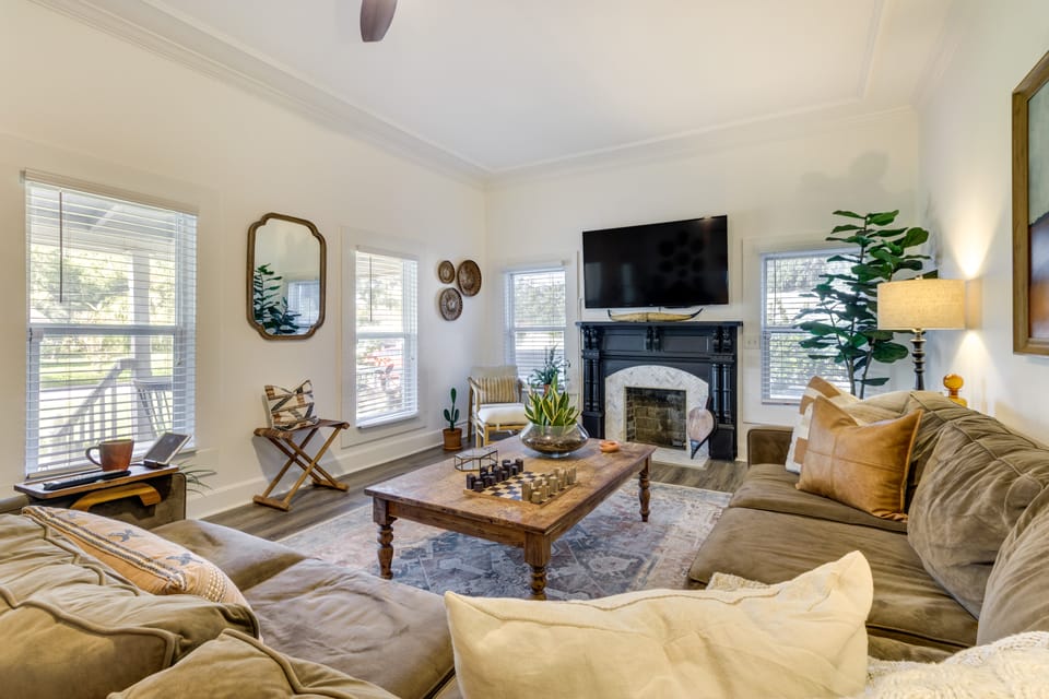Fire Pit & Yard: Updated Winter Garden Home! House in Winter Garden