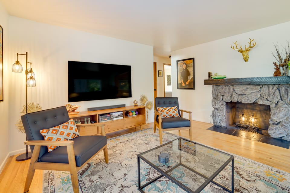 Hot Tub, 5 Mi to Lumen Field! Newly Updated Home House in Seattle