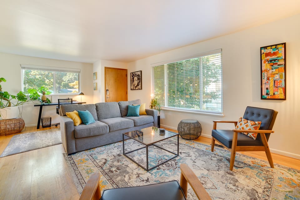 Hot Tub, 5 Mi to Lumen Field! Newly Updated Home House in Seattle