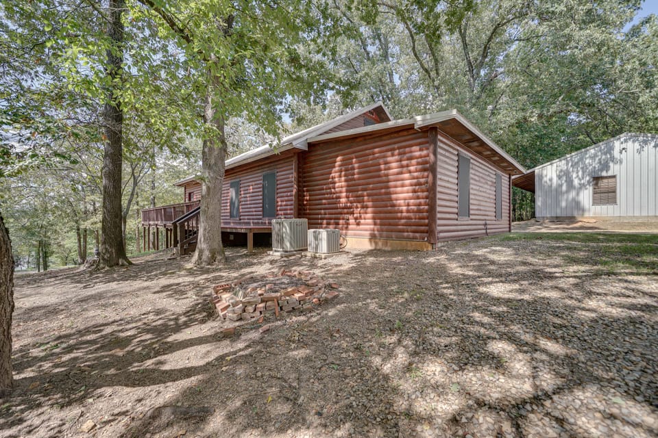 Fort Towson Cabin < 1 Block to Raymond Gary Lake House in Oklahoma