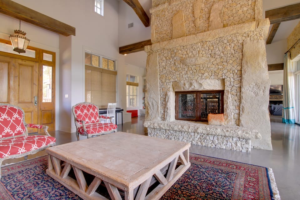 Pool & Covered Patios: Sprawling Austin Estate! House in Lake Austin