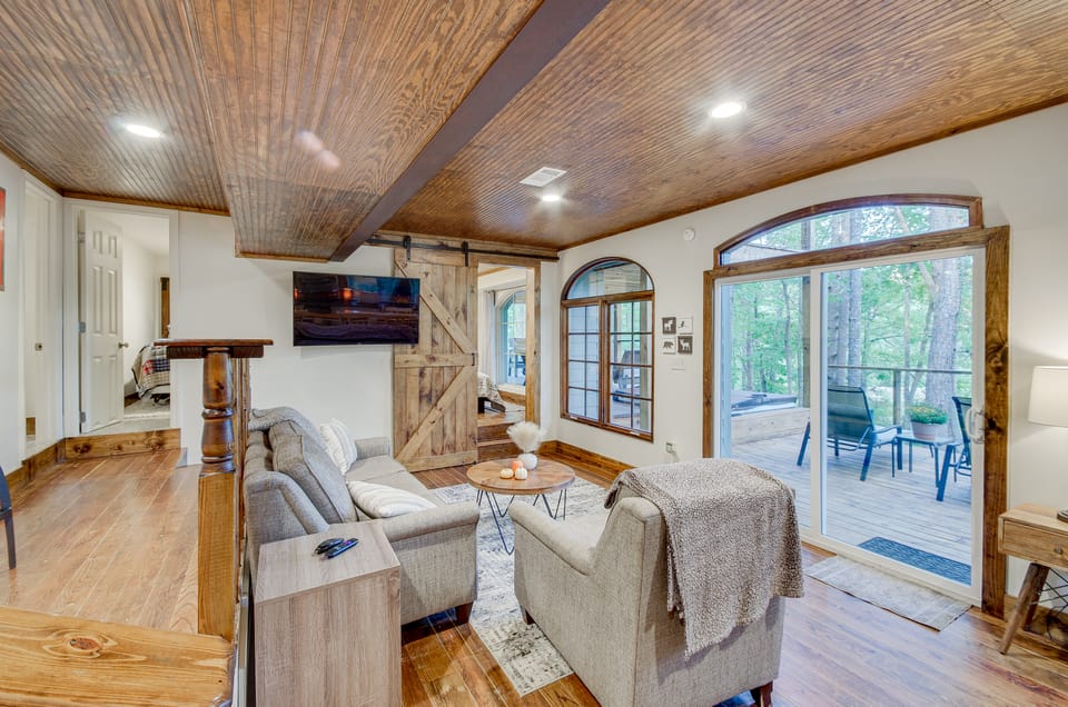 Mississippi Retreat w/ Hot Tub, Deck & Lake Views! House in Mississippi