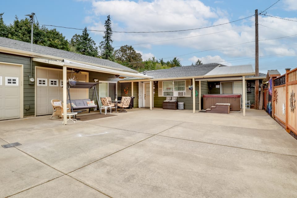 Salem Getaway w/ Hot Tub Near Parks & Boating! House in Salem