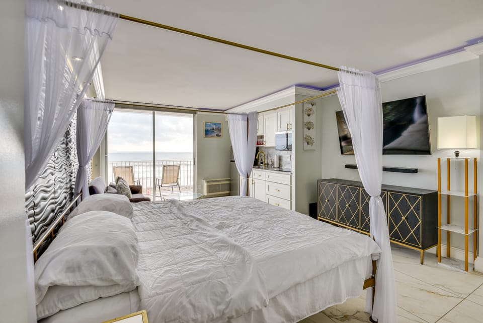 Cozy Florida Getaway w/ Pool Access & Ocean Views! Apartment in Florida