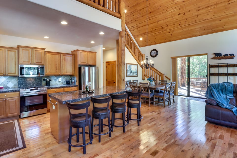 Wraparound Deck + Large Yard: Pinetop Home! House in Arizona