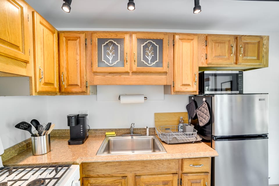 13 Mi to Catamount Mountain Resort: Studio w/ Deck Apartment in Hollowville