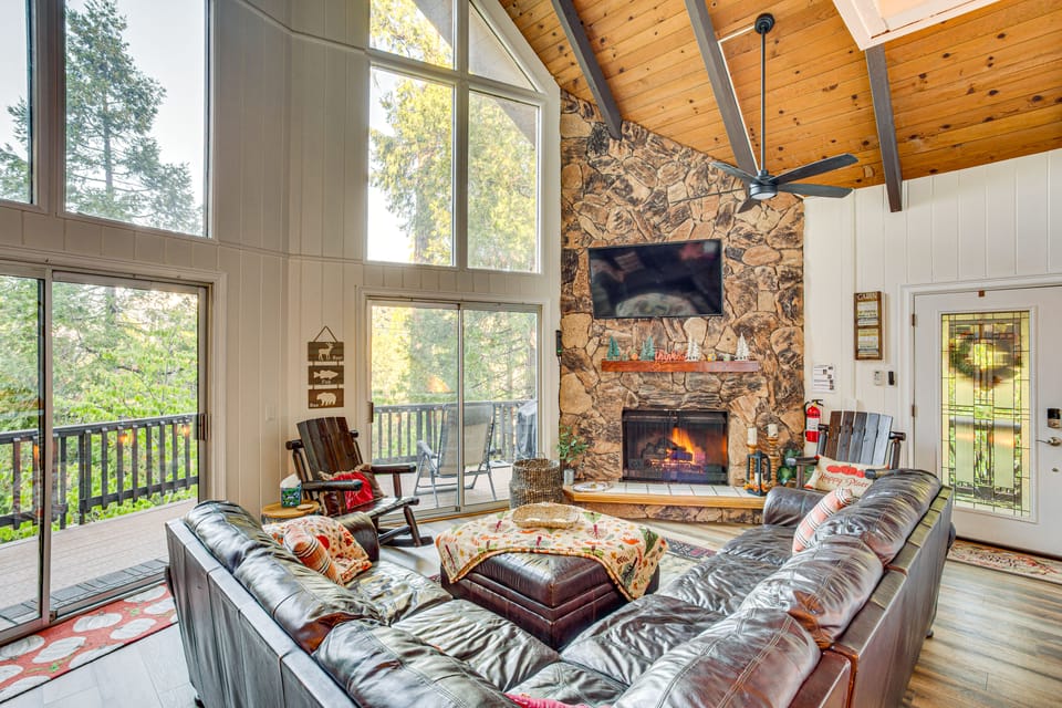 1 Mi to Lake Arrowhead Village! Cabin w/ Game Room House in Lake Arrowhead