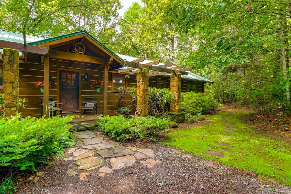 'Drifting Feather' Mountain Cabin: Waterfront Deck House in Georgia