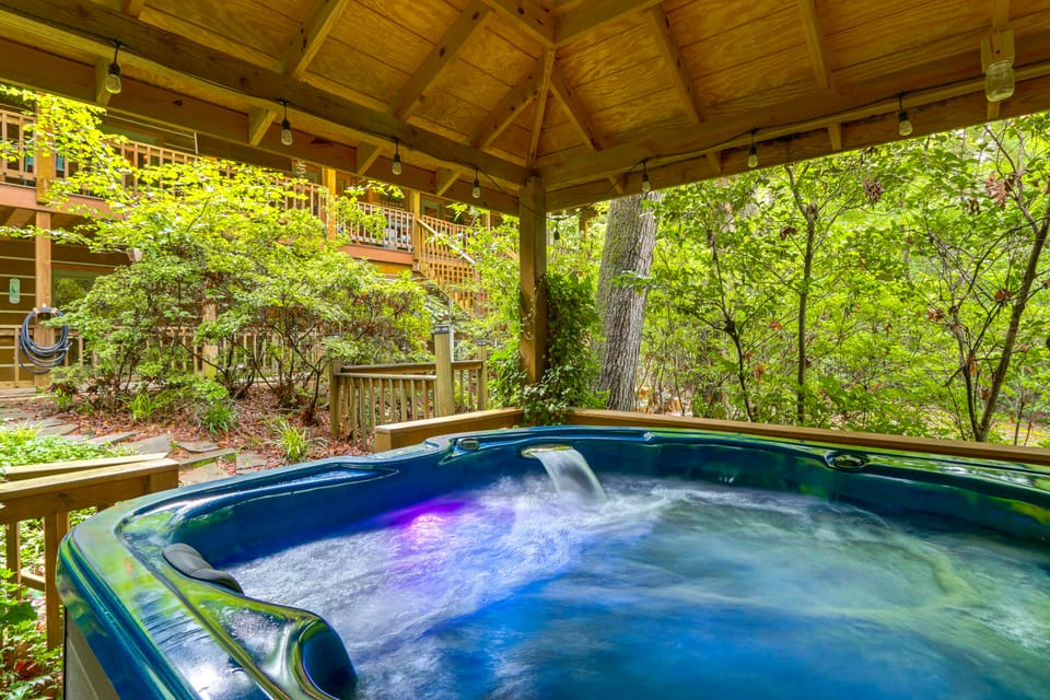 'Drifting Feather' Mountain Cabin: Waterfront Deck House in Georgia