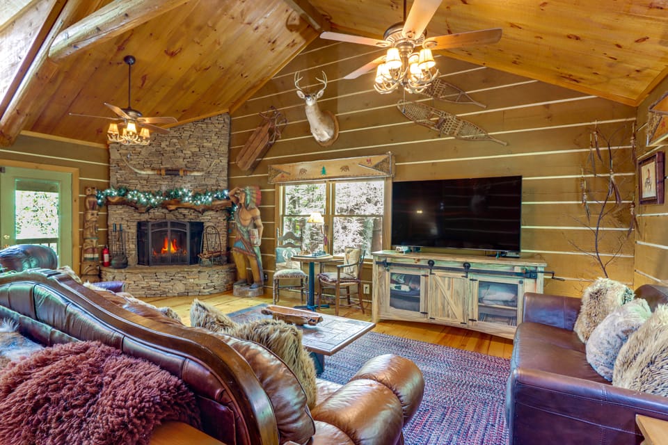 'Drifting Feather' Mountain Cabin: Waterfront Deck House in Georgia