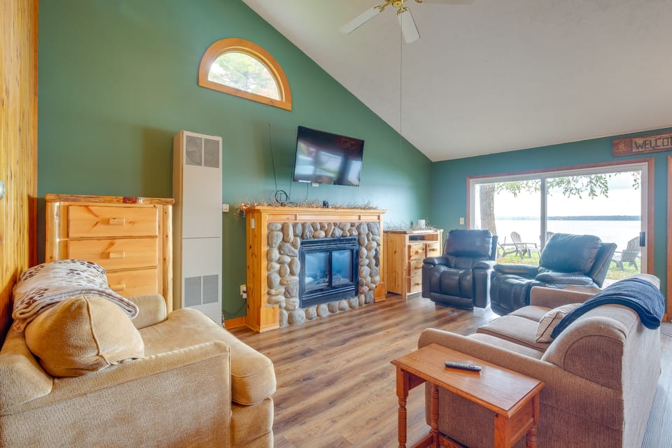 Kalkaska Retreat: Private Hot Tub, Dock, Fireplace House in Michigan