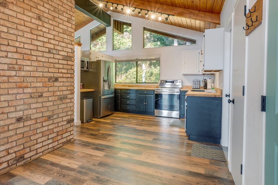 Tree-Lined Gold Beach Retreat w/ Multiple Decks! House in Oregon