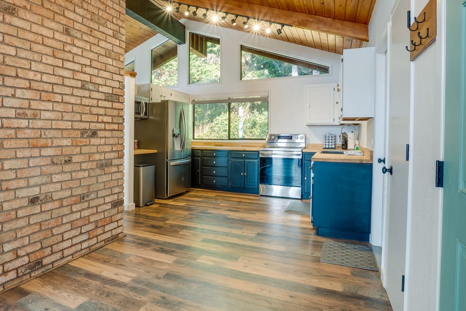 Tree-Lined Gold Beach Retreat w/ Multiple Decks! House in Oregon