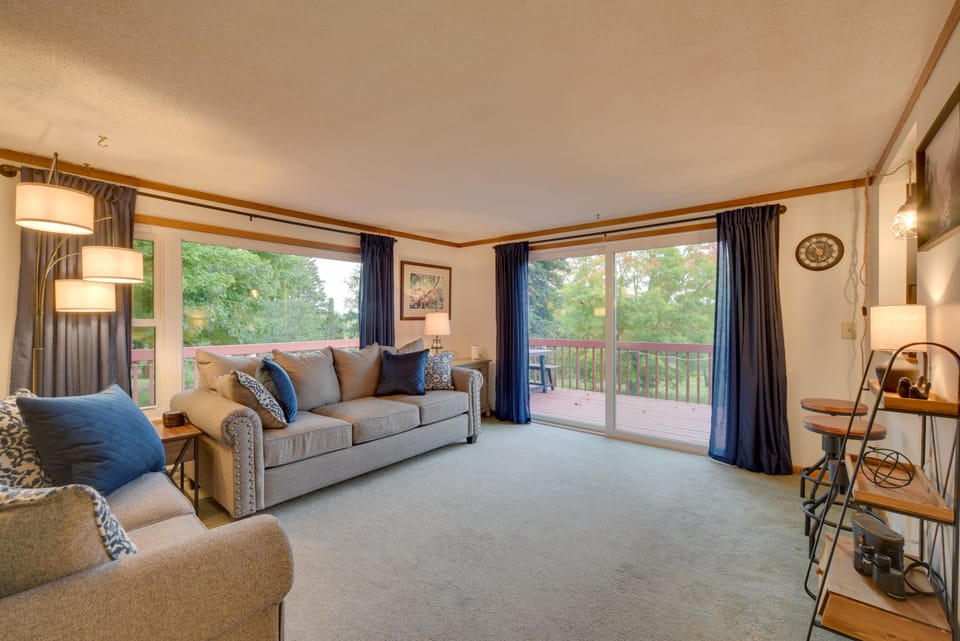 Hermantown Home w/ Decks, Grill & Hot Tub! House in Duluth