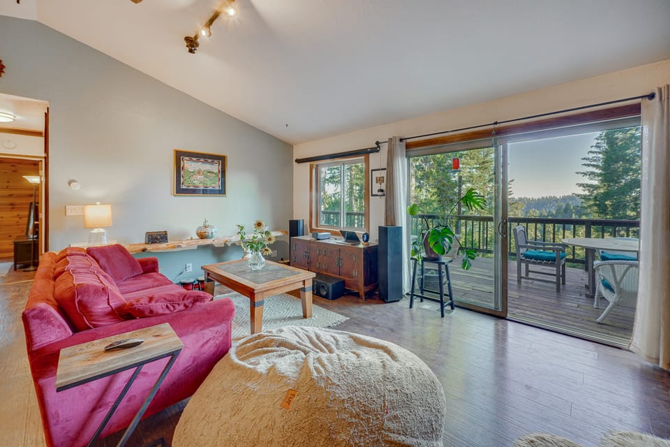 Serene Nevada City Cabin: 4 Mi to Scotts Flat Lake House in Sierra Nevada