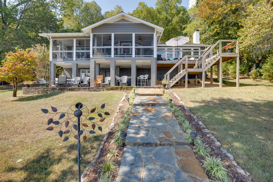 Hot Tub & Dock: Guntersville Lake Getaway! House in Alabama