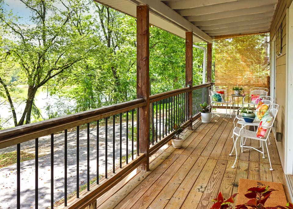 Lakefront Cottage by Little Golden Gate Bridge Cottage in Carroll County