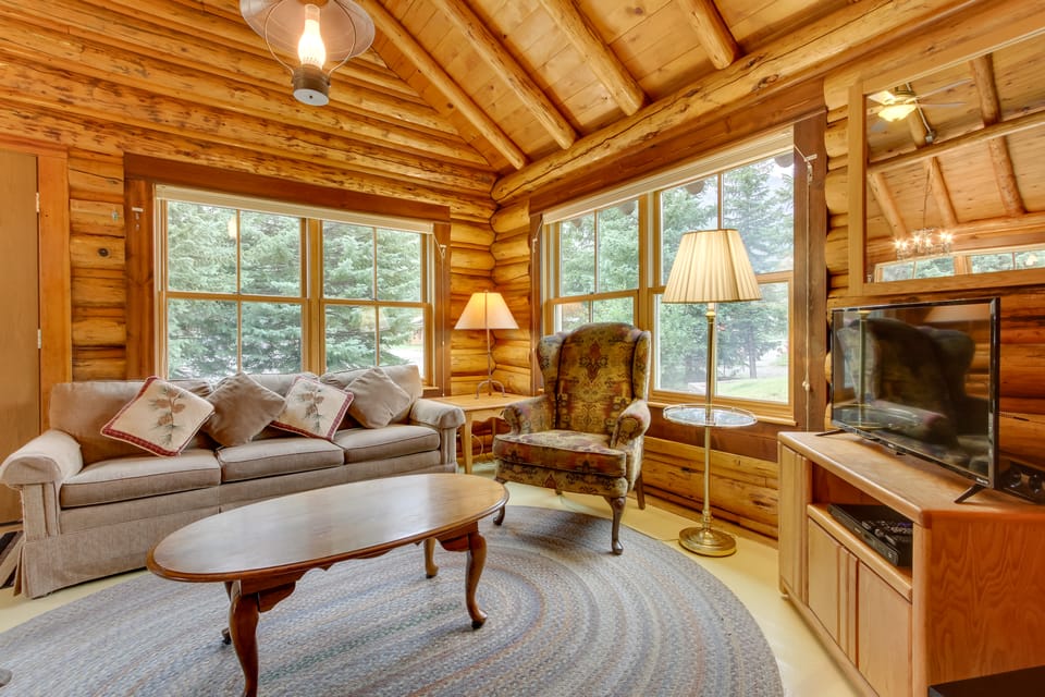 Creekside Silver Gate Getaway w/ Fireplace! House in Cooke City-Silver Gate