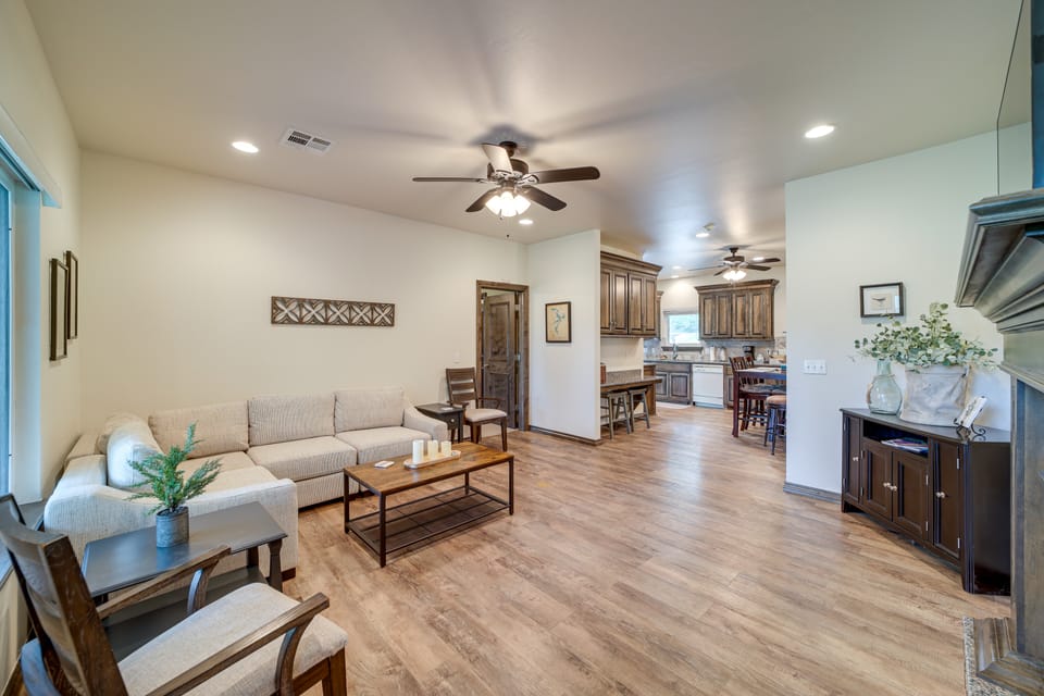 Cozy Checotah Retreat w/ Deck Near Eufaula Lake House in Eufaula