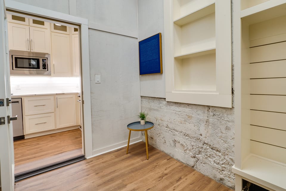 Upscale Texarkana Townhome, Walk to Downtown! Apartment in Texarkana