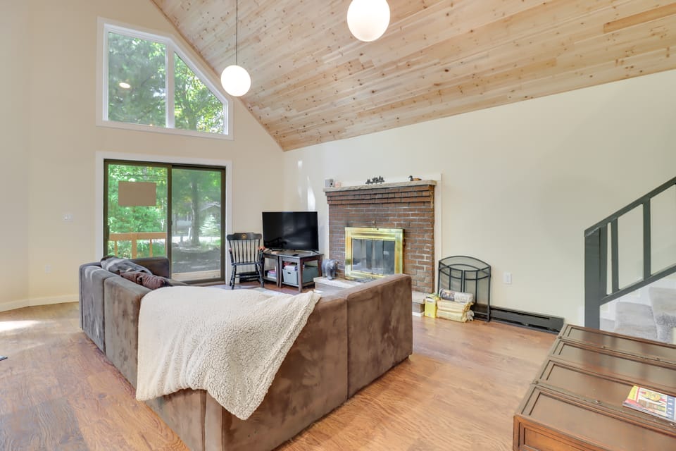 Community Beach Access: Modern Poconos Cabin! House in Kidder Township