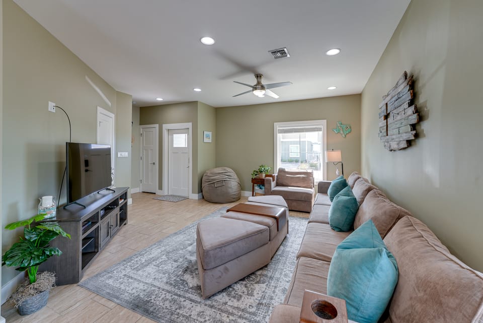 Bright, Modern Corpus Christi Condo: 2 Mi to Beach Apartment in North Padre Island