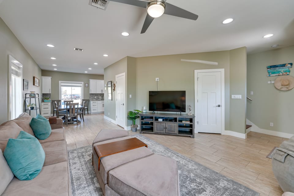 Bright, Modern Corpus Christi Condo: 2 Mi to Beach Apartment in North Padre Island