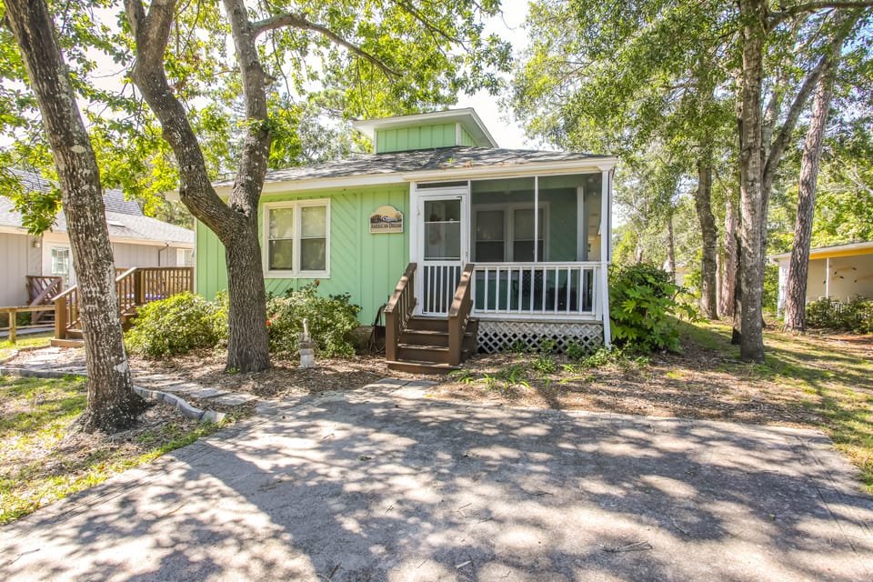 North Carolina Abode - Deck & Grill, Walk to Beach House in Oak Island