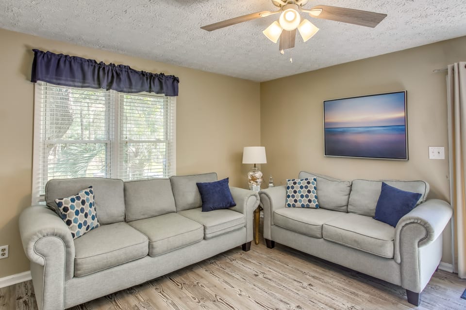 North Carolina Abode - Deck & Grill, Walk to Beach House in Oak Island