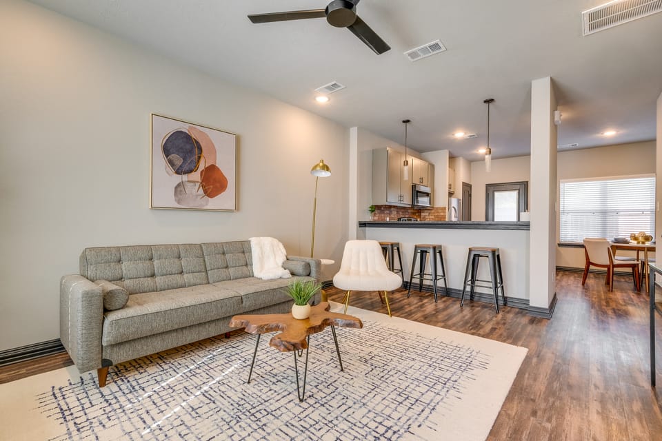 Newly Built 'Corner Hideaway' 3 Mi to Texas A & M Apartment in College Station